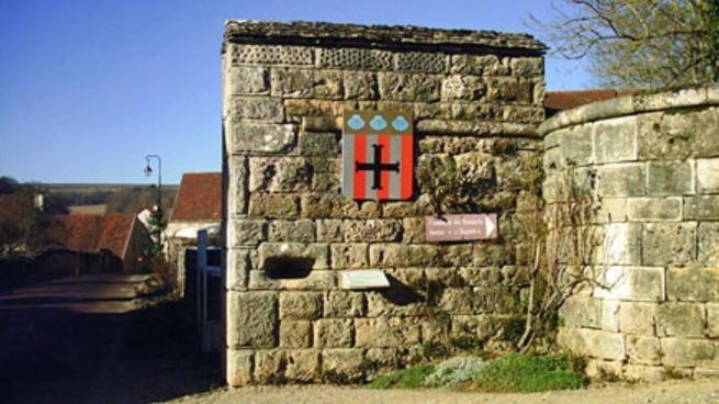 Le Puits Fortifie Salives Exterior photo